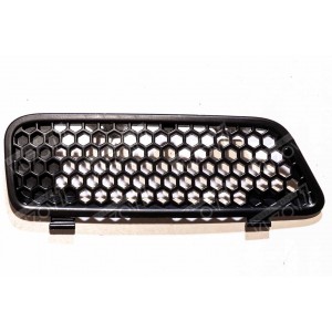 РЕШЕТКА РАДИАТОРА В КАПОТ (ПРАВАЯ) ЧЕРНАЯ - фото